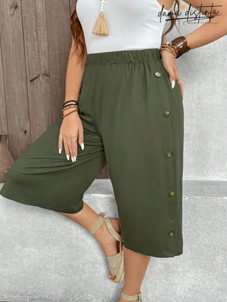 Bermuda Feminina Com Botões Decorativos - Patrícia. Plus Size Calças Plus Size