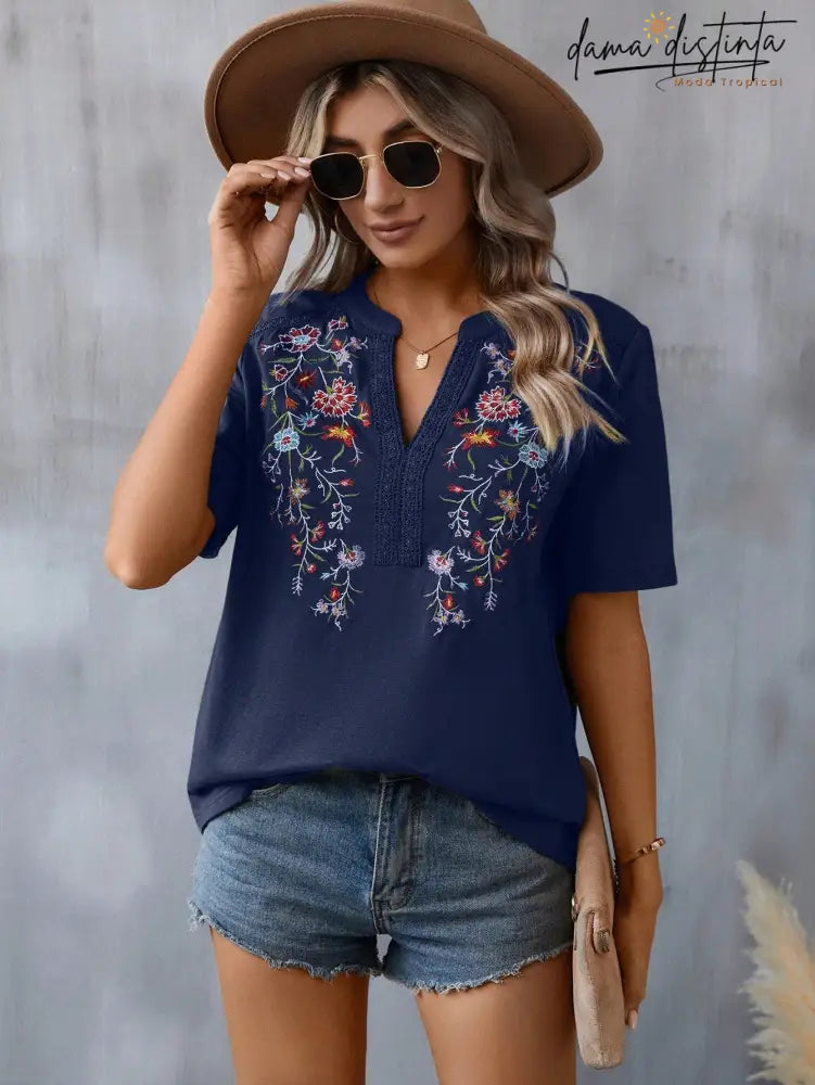 Blusa Feminina Com Decote Entalhado E Bordado Floral Natalie Camiseta Feminina