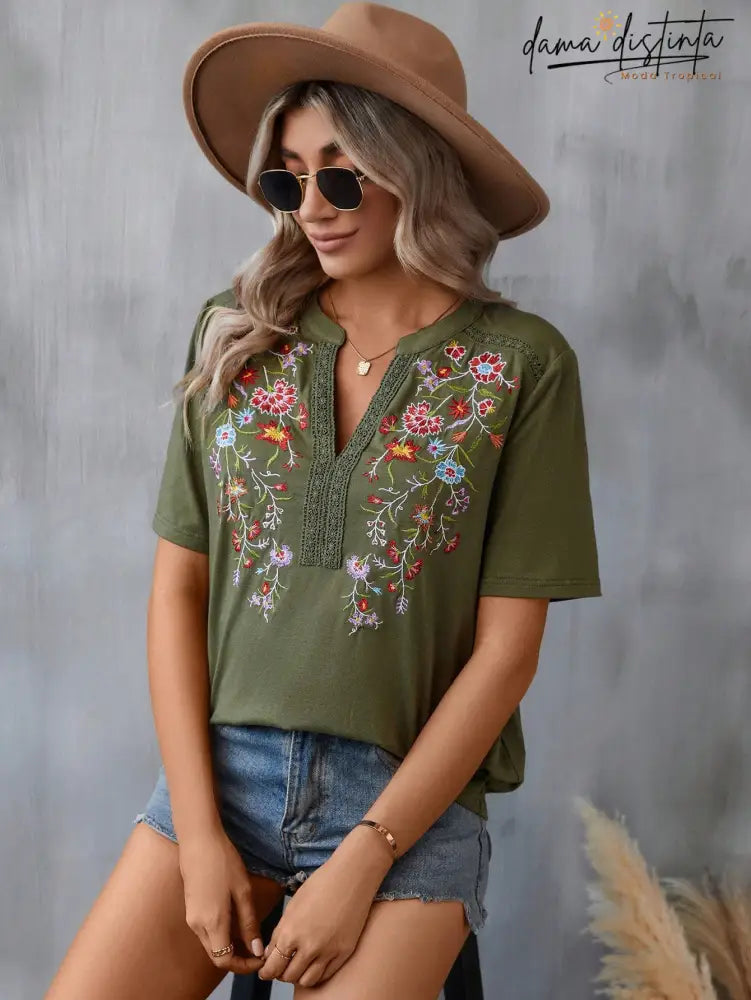 Blusa Feminina Com Decote Entalhado E Bordado Floral Natalie Camiseta Feminina