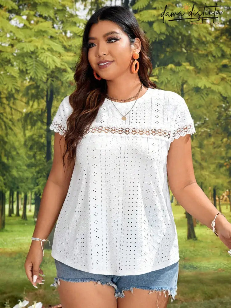 Blusa Feminina Com Detalhe De Renda E Corte Delicado - Letícia. Plus Size. T-Shirts Size