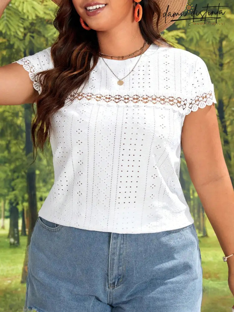 Blusa Feminina Com Detalhe De Renda E Corte Delicado - Letícia. Plus Size. T-Shirts Size