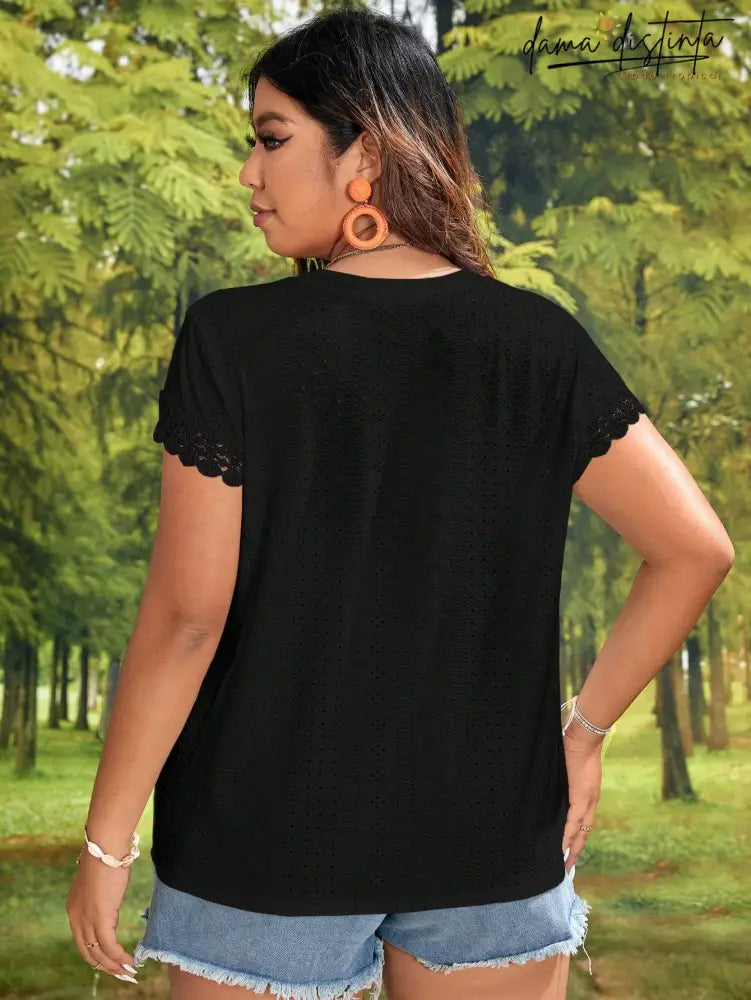 Blusa Feminina Com Detalhe De Renda E Corte Delicado - Letícia. Plus Size. T-Shirts Size