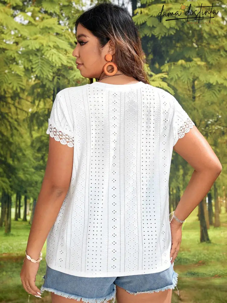Blusa Feminina Com Detalhe De Renda E Corte Delicado - Letícia. Plus Size. T-Shirts Size